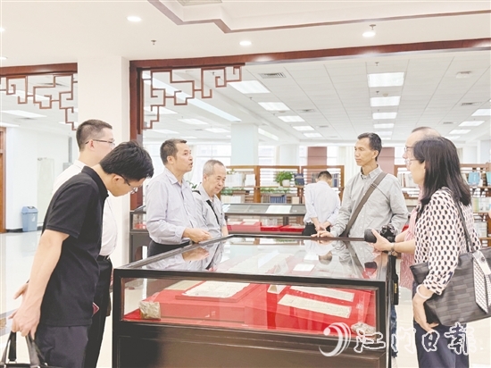 臺(tái)山有關(guān)代表參觀暨南大學(xué)圖書(shū)館六樓的世界華僑華人文獻(xiàn)館。