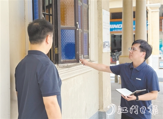 劉嘉鴻（右）積極投入到公司的重點(diǎn)工作僑建筑測繪中。