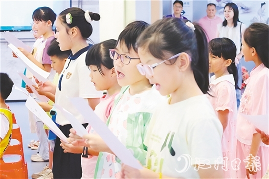 在教師的指導(dǎo)下，小朋友們興致勃勃地學(xué)習(xí)臺(tái)山童謠。