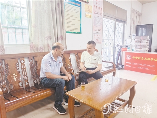 羅堅濟（右）耐心地為群眾做法律科普。