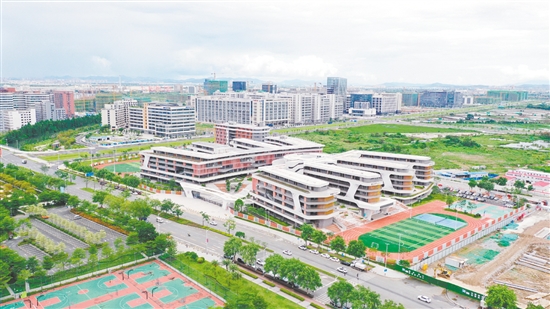 江海區(qū)景賢實(shí)驗(yàn)學(xué)校建筑融入“諾亞方舟”“星空之眼”等元素，科技感十足。