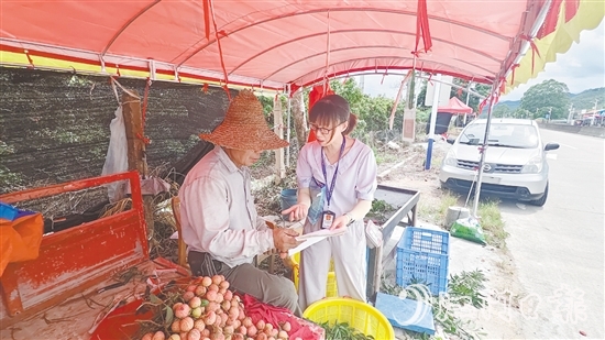 農(nóng)業(yè)科技特派員（輕騎兵）團(tuán)隊(duì)向果農(nóng)宣傳有關(guān)法規(guī)。