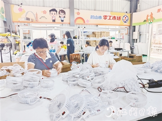 鶴山市“零工市場”以手工作坊為平臺，對接不同類型的制造業(yè)企業(yè)，引入多個種類的手工產(chǎn)品項目。