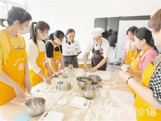 興業(yè)社區(qū)“就業(yè)驛站”選取廣式點心烹飪等熱門就業(yè)技能作為培訓課程內(nèi)容，助力群眾提升就業(yè)競爭力。