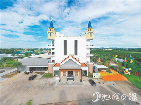 陳大羽公雞藝術(shù)館建筑風(fēng)格獨(dú)特，是雙水鎮(zhèn)的文化新地標(biāo)。