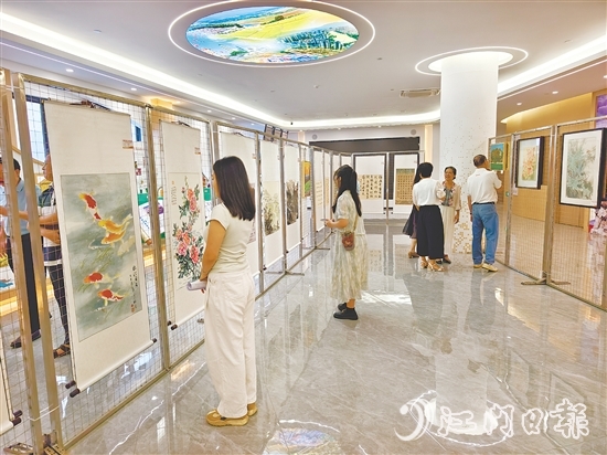 展出作品描繪了恩平市實施“百千萬工程”帶來的變化和嶄新面貌。