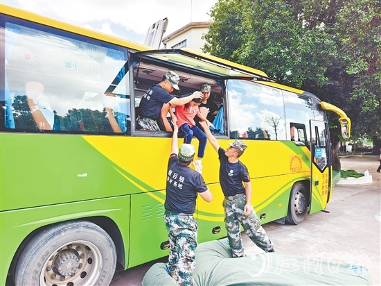 演練中，學(xué)生們在工作人員的幫助下體驗(yàn)逃生方式。