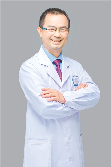 人物檔案：李國(guó)泉，皮膚科主任，主任醫(yī)師，從業(yè)31年，黨齡30年。