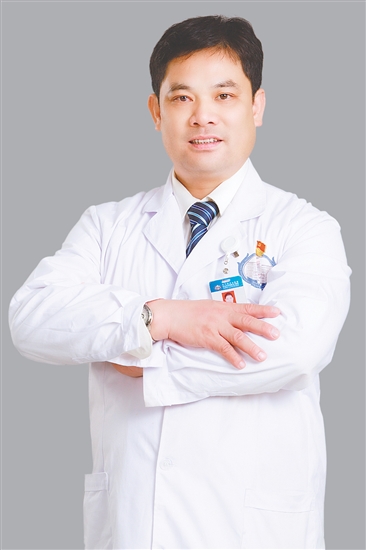 人物檔案：徐裕海，康復(fù)醫(yī)學(xué)科專(zhuān)科主任，理療副主任技師，從業(yè)31年，黨齡27年。