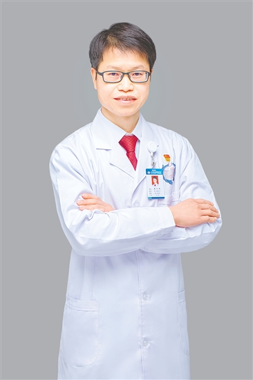 人物檔案：潘月帆，骨科（二區(qū)）主任，從業(yè)20年，黨齡21年。