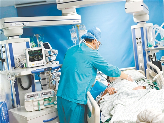 醫(yī)護人員對患者進(jìn)行檢查。