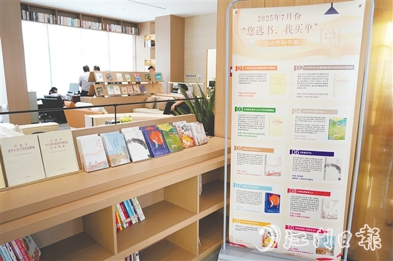 開平市城投集團(tuán)新時代文明實踐點設(shè)有休閑閱覽區(qū)和共享辦公場所，上架圖書約5000冊。