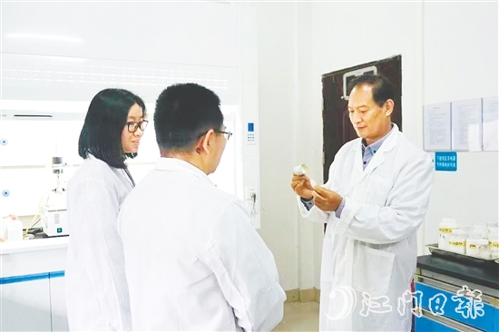 在羅吉爾（右）的帶領(lǐng)下，齊?？萍脊タ擞托阅z替代難題。