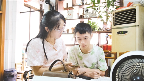 老師輔導(dǎo)盧梓俊填報(bào)志愿。