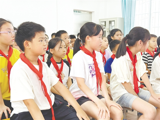 臺下學生一邊認真觀察舞臺上的同伴，一邊在腦海中快速組織語言，記錄他們看到的每一個神態(tài)與細節(jié)。