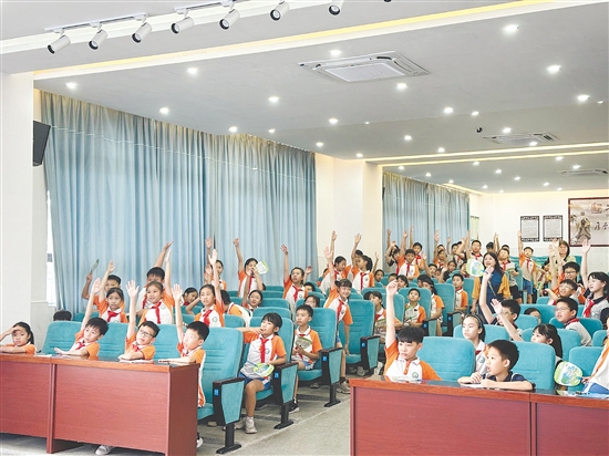 祥龍學校的學生們在講座中積極參與互動，每當到了提問環(huán)節(jié)，紛紛舉手搶答。