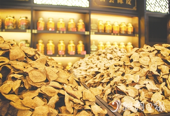 陳皮的價(jià)值不僅體現(xiàn)在年份，更體現(xiàn)在反哺鄉(xiāng)土的溫度上。