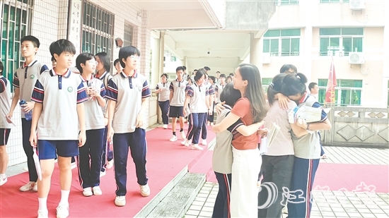 考試結(jié)束，考生們與教師、同學(xué)擊掌、擁抱、合影。