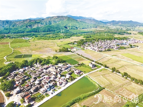 斗山鎮(zhèn)田稠村以“產(chǎn)業(yè)筑基、生態(tài)賦能、治理創(chuàng)新”的組合拳，推動(dòng)鄉(xiāng)村顏值與經(jīng)濟(jì)價(jià)值雙提升，走出“產(chǎn)業(yè)興、生態(tài)美、百姓富”的振興之路。