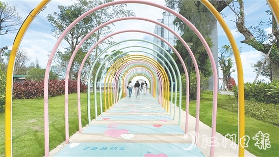 北陡鎮(zhèn)山海瀾岸度假村依山傍海，擁有專屬沙灘、海景太空艙別墅、兒童游樂區(qū)、燒烤吧和紅樹林餐廳。