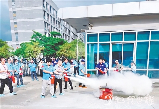 職工踴躍學習如何使用滅火器。