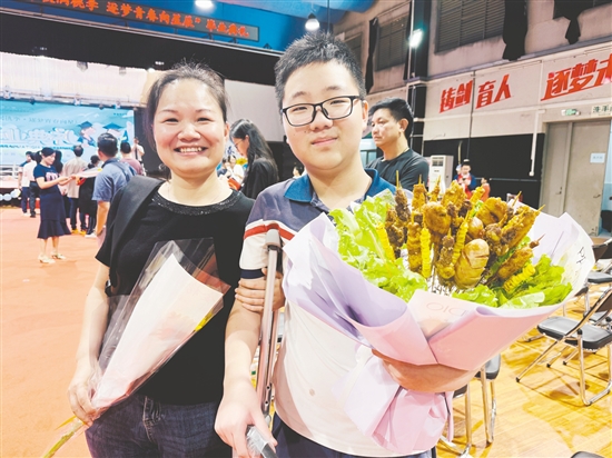 中考結(jié)束后，五邑碧桂園中英文學(xué)校家長(zhǎng)為“吃貨”兒子送上了特別的“燒烤花”。