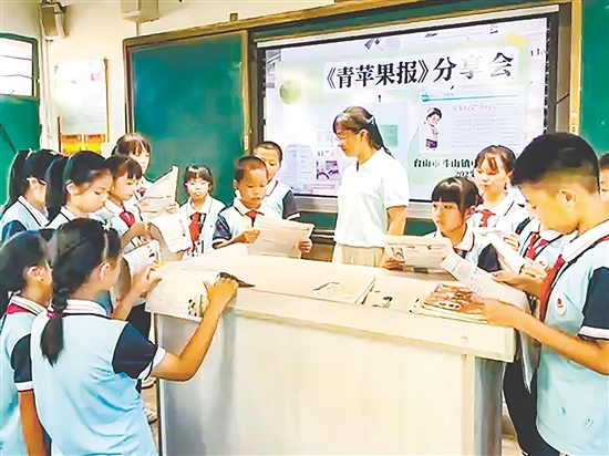 老師與同學(xué)們一起賞析《青蘋果》上刊登的優(yōu)秀作文。