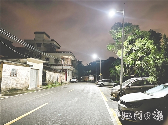如今的河山村進(jìn)村路兩旁路燈明亮，村民夜間出行更安心。