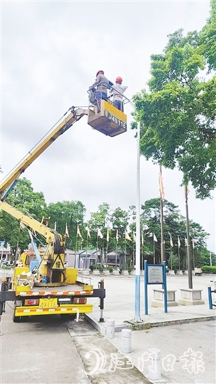 施工人員對道路兩旁路燈進(jìn)行維修、更換。