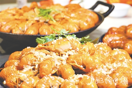 藍龍蝦肉質(zhì)豐腴鮮甜，烹飪方式多種多樣。