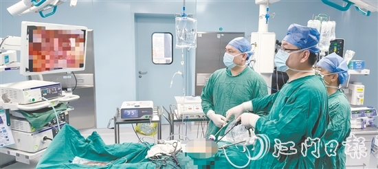 孫明在為患者進行手術(shù)。