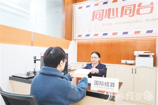 譚嘉琪經(jīng)常向群眾普及金融知識。