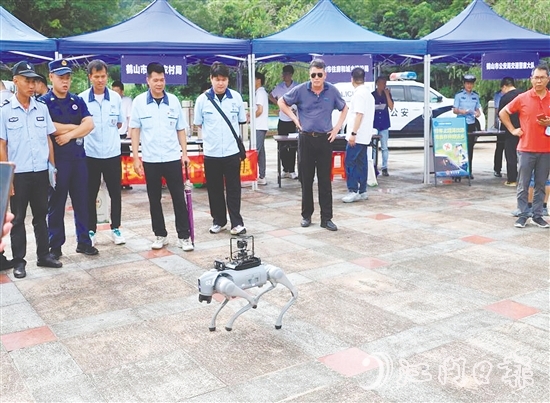 現(xiàn)場(chǎng)展示了先進(jìn)應(yīng)急救援裝備。