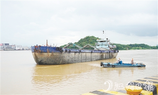 本次演練模擬船只水上遇險，救援隊開展救援工作。