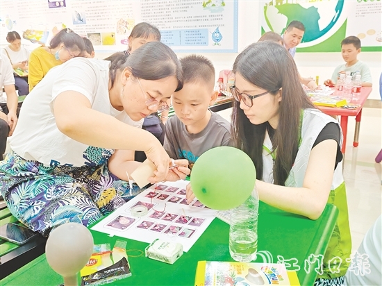 在志愿者講師的引導(dǎo)下，市民群眾通過(guò)小實(shí)驗(yàn)了解綠色低碳相關(guān)知識(shí)。