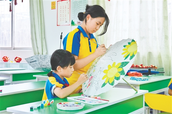 桃源鎮(zhèn)桃源小學(xué)推進(jìn)“勞動(dòng)+美術(shù)”跨學(xué)科融合，開設(shè)繪傘特色勞動(dòng)課程，讓學(xué)生在實(shí)踐中了解美、認(rèn)識(shí)美和創(chuàng)造美。