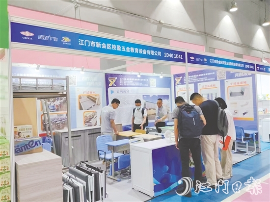 校盈五金研發(fā)的可升降課桌椅受到市場歡迎。