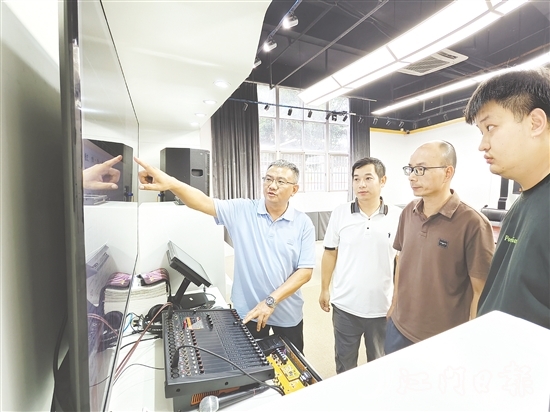 徐海（左一）與同事們交流產(chǎn)品設(shè)計。