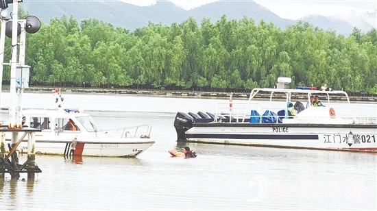 演練中，恩平就近組織力量開(kāi)展救援行動(dòng)。