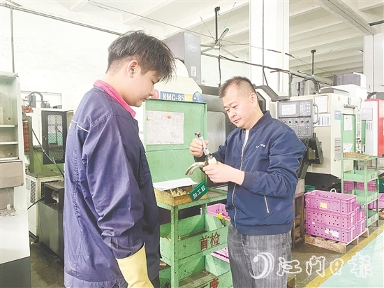 華藝衛(wèi)浴通過建立勞模創(chuàng)新工作室，將勞模精神轉(zhuǎn)化為具體的人才培養(yǎng)機制。