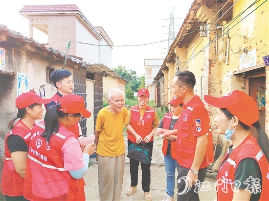 人大代表和紅豐村“愛(ài)心服務(wù)隊(duì)”進(jìn)村入戶傾聽(tīng)民生訴求。