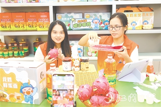 仲愷農業(yè)工程學院學生在直播間推介龍勝特色農產品。