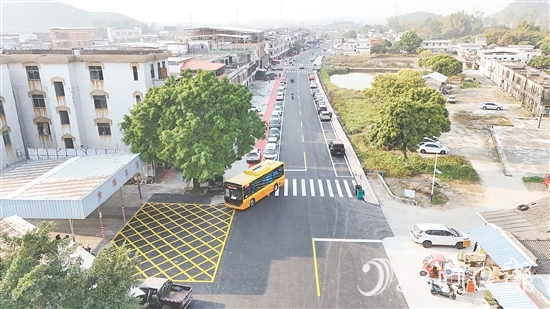 金雞鎮(zhèn)開展銀龍路升級改造工程，基礎(chǔ)設(shè)施不斷提檔升級。