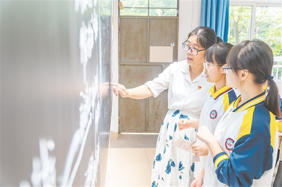 一下課，同學(xué)們就向老師請(qǐng)教。