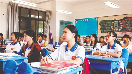 學(xué)生在課堂上認(rèn)真聽課。