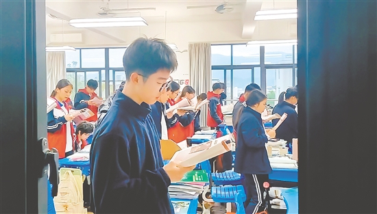 學(xué)生們在早讀。