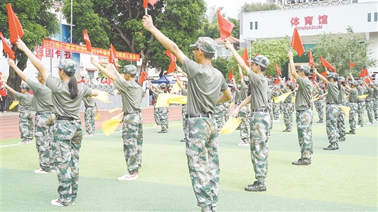 國防班學(xué)生進行訓(xùn)練。