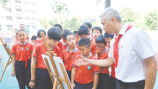 師生們閱讀“邑地烽火——紀(jì)念抗戰(zhàn)勝利70周年特別報(bào)道”系列文章。