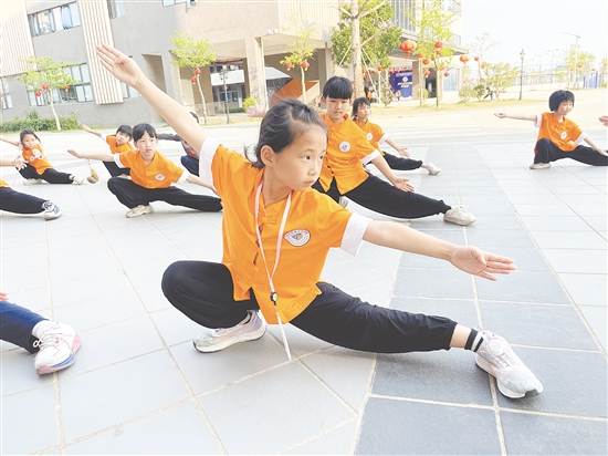 在武術隊訓練場，少年們目光如炬，馬步扎實，出拳帶風。