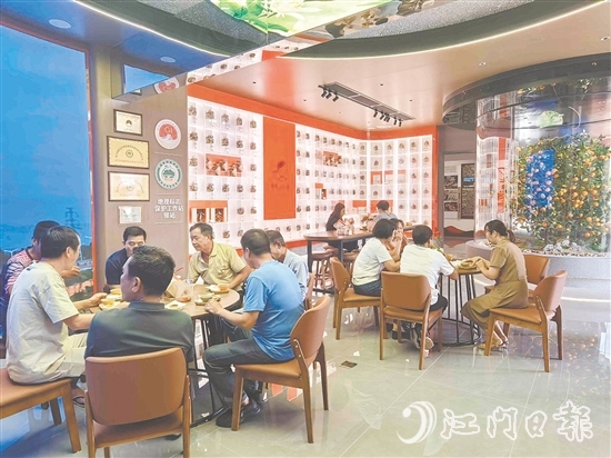 體驗(yàn)館設(shè)置了休憩和茶點(diǎn)品鑒的區(qū)域，還專門布置了茶坑歷史文化主題展覽。